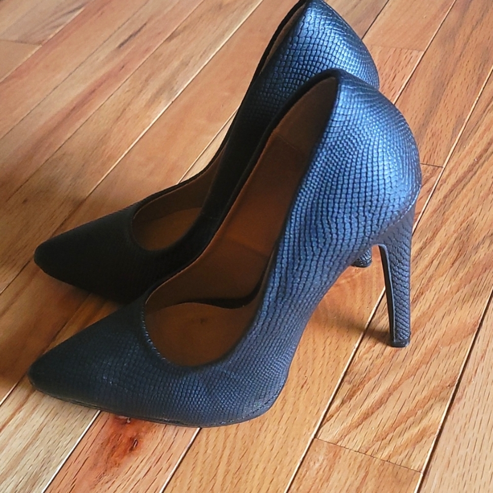 Qupid black snake skin size 7.5